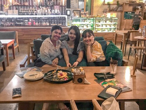 seyeng-seyengku@nungki289 & @putri_elirene kurang @siskaamme .#bali #indonesia #livingstonebakery #clozette #clozetteid #reunion #sister #likeforlikes #photooftheday #instagood #instalife #instadaily #love