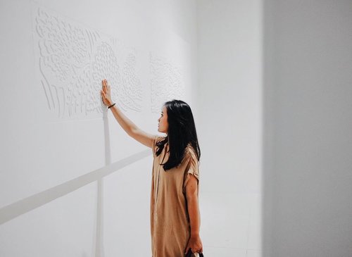 When the sense of sight and the sense of touch are combined in the same medium and material, will the way we understand reality still be the same?.#artbali #speculativememories #art #bali #indonesia #bekraf #seni #senirupa #rasa #sense #bloggerperempuan #influencer #lifestyle #beauty #style #fashion #lookbook #photooftheday #photography #exhibition #likeforlikes #clozette #clozetteid #clozetteambassador #lifestyleinfluencer #instagood #instadaily #gameoftones #welivetoexplore #selfreminder