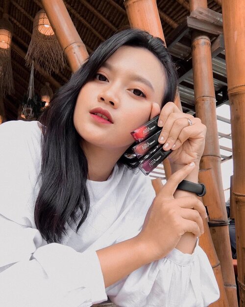 Kalian tau ga sih???Bukan hanya kulit, bibir juga mengalami penuaan, oleh sebab itu perlu dirawat sejak dini.Jadi buat temen temen yang ingin punya bibir cantik tapi tetap sehat, kalian bisa menggunakan kosmetik bibir yang mengandung formula anti aging.Sekarang aku lagi suka banget sama kosmetik bibir dari @arra_beauty karena memiliki kandungan emmollient yang dapat mempercantik bibirmu dari luar dan dalam..Dan disini aku sedang menggunakan 3 produk mereka yang jadi favorite aku sekaligus yaitu :1. Lip Moist sebagai pelembab2. Lip Matte - shade Dumai dengan warna nude ke arah orange sebagai dasar3. Lip Matte - shade Lume dengan warna ungu marun di bagian tengah bibir supaya menghasilkan kesan ombre.Thank you @clozetteid sudah memperkenalkan aku dengan produk ini...Dan buat temen-temen yang ingin tau detail lengkapnya, silahkan langsung baca di blog aku 🥰.#Clozetteid #ARRABeauty #ARRABeautyID #IamARRA #Clozetteidreview #LoveLips #ARRABeautyxClozetteidReview