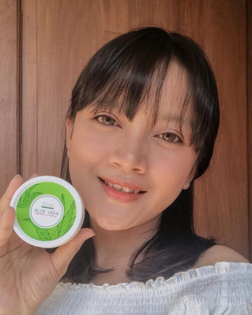 Heiiii beauties!!!!
Ada yang baru dari @zoyacosmetics nih!!!
Aloe Vera Soothing & Moisturizing Gel yang wanginya enak banget
.
Ga cuma wangi, tapi di dalam jar mungil aloe vera gel ini punya banyak manfaat untuk kecantikan yaitu :
•	Melembabkan dan menutrisi kulit yang kering, baik pada wajah dan tubuh
•	Dapat digunakan untuk melembabkan dan menutrisi rambut yang kering
•	Menyegarkan kulit yang terbakar karena terpapar sinar matahari
•	Membantu mengembalikan kesehatan dan mencerahkan kuku yang kusam
•	Membantu menenangkan kulit yang iritasi akibat cukur/waxing
•	Tekatur ringan dan lembut tanpa rasa lengket
•	Dapat menenangkan kulit yang kemerahan akibat jerawat
•	Dapat digunakan sebagai base makeup
•	Dapat digunakan sebagai masker mata, masker wajah dan masker tidur
•	Cocok untuk semua jenis kulit dan dapat digunakan setiap hari
.
Buat temen-temen yang pengen beli, bisa order langsung melalui website Zoya Cosmetics www.zoyacosmetics.com  karena harganya cuma Rp 50.000
.
Review selengkapnya ada di blog aku ( sucifitriaapriani.blogspot.com )
.
#ZocosAloeVera #ZoyaCosmetics #EasilyLookingGood
#itsbeautycommunity 
#clozette #clozetteid #beautybloggerindonesia 
#beauty #beautygram #beautyinfluencer #beautyenthusiast #skincare #skincareenthusiast #likeforlike #indobeautysquad #photooftheday  #indobeautyblogger #indobeautygram