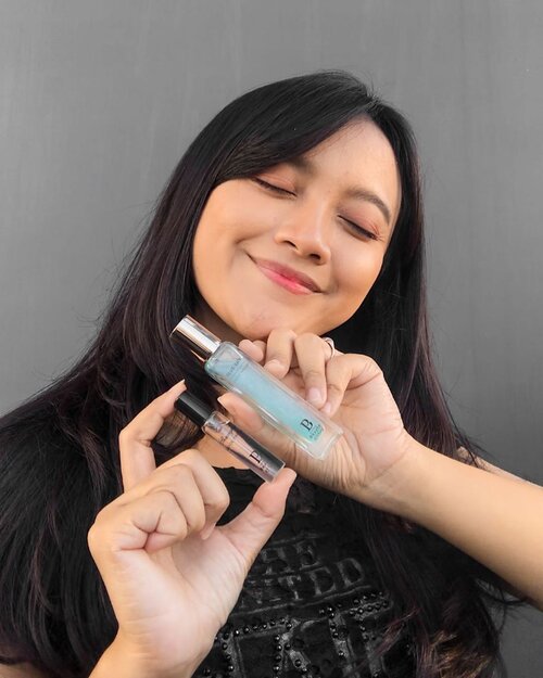 Parfume merupakan salah satu hal yang wajib aku pakai setiap hari selain skincare..Ga cuma membuat kita jadi lebih wangi, ternyata parfume juga bisa meningkatkan mood dan rasa percaya diri ❤️•Saat ini aku lagi suka banget pake parfume dari @premierebeaute.id yang aku beli di Lazada...Parfume yang dibuat oleh salah satu pembuat parfume Anne Flipo yang juga membuat parfume Burberry, Chloe, Chanel dan Lancome ini wanginya tahan lama dan aromanya enak enak banget•Selain classy dan cantik, packagingnya travel friendly, jadi praktis dan ga makan tempat..Parfume ini cocok untuk semua kalangan karena harganya sangat terjangkau tapi wanginya berkelas..•Menurut kalian, penting ga sih pake parfume?