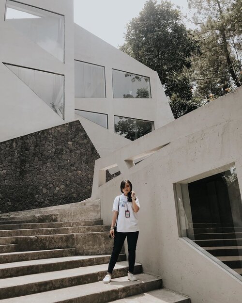 history has shown us,that courage can be contagiousand hope can take on a life of its own.that morning at the museum.The Ullen Sentalu Museum is a Javanese culture and art museum located in Kaliurang highland, Yogyakarta, Java, Indonesia. The museum displays relics and artifact from royal houses and kratons of Java, such as Yogyakarta, Pakualam, Surakarta, and Mangkunegaran. This is a private museum that was initiated by Haryono family and now is managed by Ulating Blencong Foundation..#museum #jogja #jogjakarta #indonesia #sejarah #ullensentalu #ullensentalumuseum #instatravel #wonderful_places #photooftheday #bestintravel #instagood #instatravel #exploreindonesia #explorejogjakarta #influencer #fashion #style #ootd #lookbook #architecture #likedorlike #ourplanetdaily #welivetoexplore #bintangmarina2018 #sahabatmarina #clozette #clozetteid #education #heritage