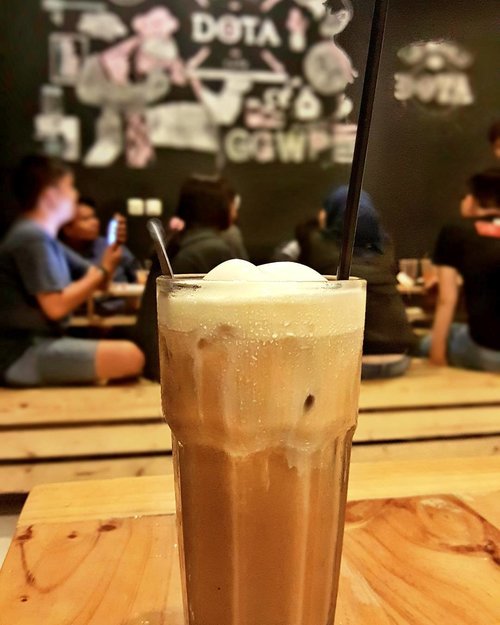 Di @dotacafe ini kamu bisa main seru2an bareng temen2 kamu karena disini bisa sewa board game yang seru abiss (liat di pict tuh lagi pada maen haha)

#coffee #coffeeaddict #clozetteid #starclozetter #ilovecoffee #coffeefloat #icecoffee #drink #dotacafe #cafe #dota #boardgame #indonesianblogger #blogger