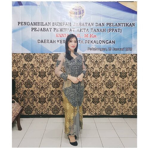 Perjalananku masih panjang dan masih banyak hal yang harus aku pelajari. Walau ini hanya selangkah kecil dalam kehidupanku, namun selalu ada jalan, bila terus berusaha.Bersyukur keluargaku selalu percaya dan mendukung apapun yang aku lakukan. ❤#family #love #clozetteid #clozette #parents #ppat #pejabatpembuataktatanah #kotapekalongan #indonesianbeautyblogger #beautyblogger #blogger #ilovemyfamily #sister #quotes #january #2019