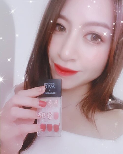 Aku beli DASHING DIVA Magic Press -
Press on Gel manicure di Korea sekitar idr 100.000.

Ini PENYELAMAT banget kalau lagi ga sempet manicure di salon, kuku lagi pendek, dan ga sempet kutekan tapi harus pergi ke pesta atau foto produk yang nunjukin jari kaya di fotoku ini. Kan hasil foto juga jadi ikut kurang bagus kalau kuku nya kurang oke.

Cara pakainya juga gampang banget, tinggal sesuaikan aja mana kuku palsu yang sesuai dengan kukumu. Lalu tempel deh. 
Ini bisa bertahan mungkin seminggu, tergantung aktivitas kalian. Kalau aktivitas kalian tiap hari nyuci, ngepel, angkut2 barang ya bisa langsung copot tu kuku palsu 😂

Ohya, pas beli cek dulu itu ukurannya untuk kuku apa ya. Misalnya kuku ku tipe LONG, ya belinya yang LONG. Kalau kukumu tipe LONG, tapi pakainya SHORT, hasilnya jadi kaya difotoku. Setengah2 warnanya.

Aku cuma beli 1 aja di korea yang LONG, di indo beli di @shopee_id tapi rata2 adanya ukuran yg SHORT.

#dashingdiva #magicpress #dashingdivamagicpress #gelmanicure #manicure #menipedi #korean #cute #pink #nails #fakenails #nail #beauty #clozetteid #beautyblogger #indonesianbeautyblogger #blogger #starclozetter #girlstuff