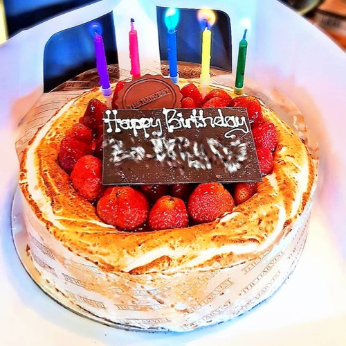 Happy birthday yaaa...Semoga sehat, panjang umur, sukses selalu, cita2 tercapai dan diberkati Tuhan dalam setiap hal yang dikerjakan. Makin dewasa dan bijak dalam setiap keputusan yg diambil. Yang paling penting dan utama selalu sehat dan happy ya.. jangan terlalu banyak pikirin hal negatif.Wish u all the best 😊#happybirthday #birthday #wish #theharvest #strawberry #strawberrycheesecake #cake #birthdaycake #birthdayboy #yummy #cheesecake #Clozetteid