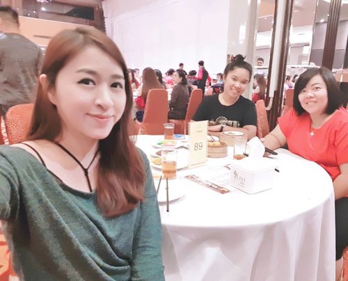 #girls #girlstime #hangout #clozetteid #blogger #beautyblogger #sense #restaurant #indonesianbeautyblogger #friends #friend #starclozette #getaway