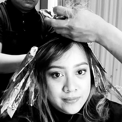 Hair dye on process... Can't wait to see how does it looks. Yay! BHAY my trio macan hair hahahahha.

Anyway, i'm at @irwanteamhairdesign Gandaria City with Mas Emank.
#clozetteid #clozette #instabeauty #irwanteam #beautyblogger