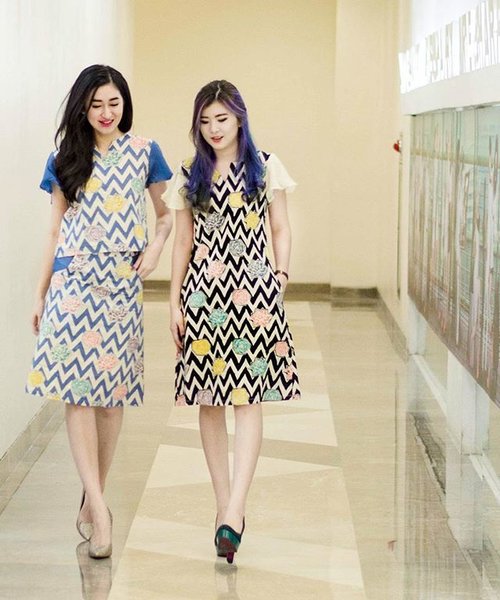Strolling twins both in @felomenasimpher batik dress 👧👧
#clozetteid #balayage #batikindonesia #iwearbatik #ggrep #cgstreetsyle