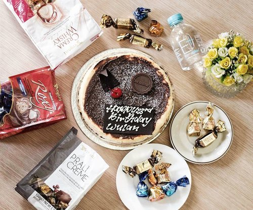 The fact of mine that I'm a chocolate addict: Everything chocolate for my bornday 🎂🍫
Still can't get enough of these lovey dovey creamy-filled chocolate paralines! Happiness is very simple, indeed. 😋😋
.
Pic tip:
Create a flatlay pic of my bday cake and putting some smaller round plate to balance the look and make the choco candy look carefully scattered 😉
#vergani #praline #italianchocolate #chocolate #verganichocolate
#belgianchocolate #ibmindonesia #clozetteid #eosm10diaries