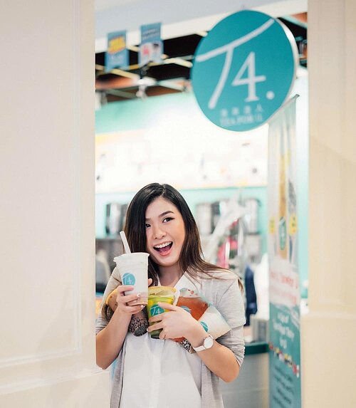 Can't be more excited than this!!My favourite @t4uindonesia is now open at East Surabaya 💃💃Alamat persisnya di Go Bounce Surabaya timur (next to Resto Padang Sederhana atau Natasha skincare Mer) dan di tgl 15-20 Maret ini ada promo Buy 2 Get 1 Free lhoooo!Syaratnya gini tok kok:1. Pembelian 2 produk minuman medium/large free 1 produk minuman small (pearl milk tea/mango royal tea)2. Hanya berlaku di T4 cabang Go Bounce4. Berlaku untuk Dine in dan take awayHappyyy bubblingg teaaa!! 😋😋#t4uindonesia #clozetteid #borongt4u