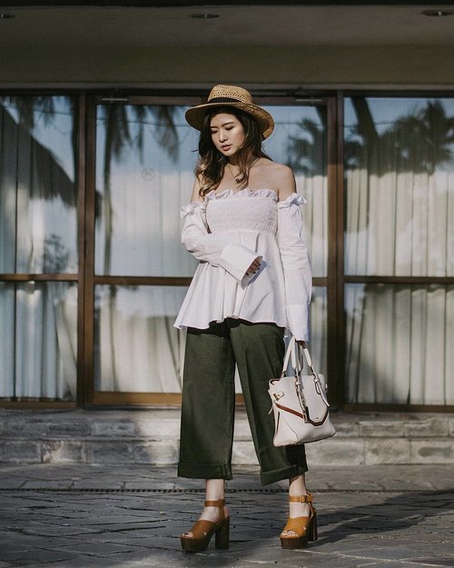 Oversized shirt, ruffles, and off shoulder all in one look, Paget ruffle top from @pomelofashion 💙💚
Pic credit to @katherinlakz 💪💪
#Pomelosquad #mypomelo #ootdindo #cgstreetstyle #ggrepstyle #looksootd #lookbookindonesia #clozetteid #LYKEambassador