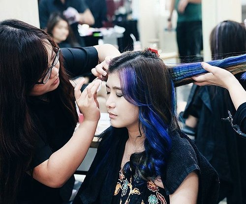 Been missing this #galactichair lately 😣😣#throwback to the latest trunk show by @etiennehairdressing Get your discount voucher only by following their instagram @etiennehairdressing , redeem your voucher at Etienne's booth at @ayokepo market, 14-17Apr, Galaxy Mall lt.6 😉😉#eventsurabaya #clozetteid #galactichair #balayage #ggrep #ggreptrend