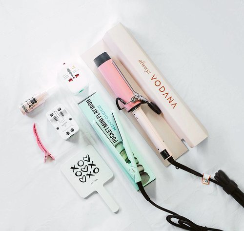A must have items to bring on travels!Got my travelling iron package from @charis_official 💕They're @vodana curling iron and pocket mini flat iron come in a very cute color 😍Since i have medium hair now, I can style it easier with this mini iron. Shop my pick at www.hicharis.net/wulanwu to get special price just for my followers 😉Happy shopping!#vodana #charisceleb #clozetteid #lykeambassador #catokanmini #travelessential #vscodaily #ggrep