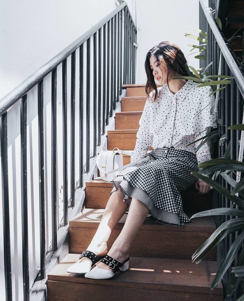 Everything is easy in monochrome ☻☻
Currently stroll everywhere wearing this mules from @nakedsol_ 
#clozetteid #lookbooknu #looksootd #ggrep #cgstreetstyle