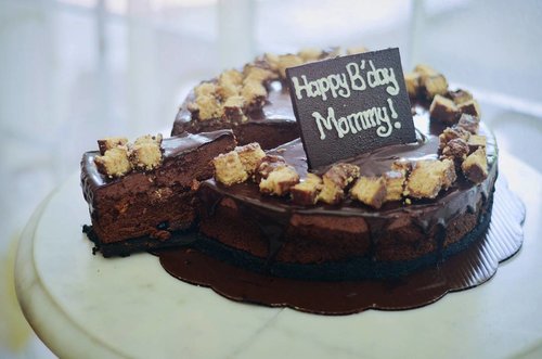 Close up to the dark choco naked cake from @tirottibakery 😋😋#bakerysurabaya #nakedcake #clozetteid #mommyturns55