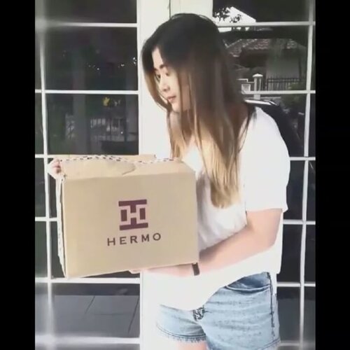 Too happy to received this big box from @hermoid, thank you so much for the package!Unboxing video on my youtube soon 📦💋💄#hermoid #hermobox #clozettexhermoid #clozetteid @clozetteid #unboxing #indobeautygram