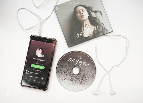 Currently listening to @maudyayunda's newest album #Oxygen with @spotify , eh ternyata CD nya juga avail di @gramedia.com lohh guysss! Cuuusss!#OXYGENTHEALBUM #TRINITYOPTIMA #GRAMEDIA #clozetteid