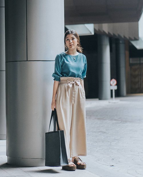 Something casual with a quirky touch for meetings today, top n bottom from @dotdtails 💙💛
📸 @kathlakz
#clozetteid #ggrep #cgstreetstyle #looksootd #lookbooknu #lookbookindonesia #lykeambassador