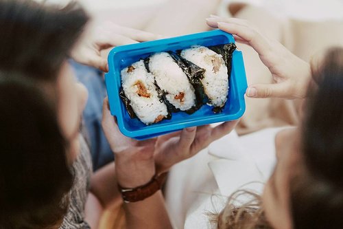 Aku suka banget sama makanan Jepang, apalagi sama Onigiri. Favoritku onigiri isi tuna, tapi kalo isi oncom atau terasi enak ga yah? hahaha. Jadi penasaran 🤔🤔 Mau tau gak kenapa aku bilang onigiri isi oncom? Cek disini yaa, Ini linknya: bit.ly/OnigiriEps4#OnigiriTheSeries #ClozetteID