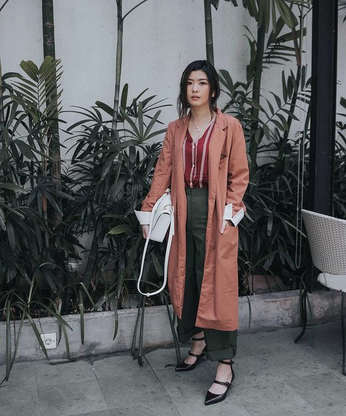 Warmer tone in @goya.studio outer, kinda obsessed with any outer lately! 🍁🍃🍂
#ggrep #cgstreetstyle #looksootd #lookbookindonesia #clozetteid #lykeambassador #falloutfits