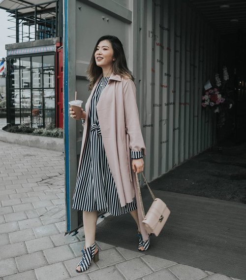New post is up on the blog, it's about my rainy season outfit, layering this @label8store stripe dress with @avgal_collection outer 👌👌
📸 @cny12
#womeninlabel8 #avgaldressup #cgstreetstyle #ggrep #looksootd #ootdindo #lookbookindonesia #clozetteid