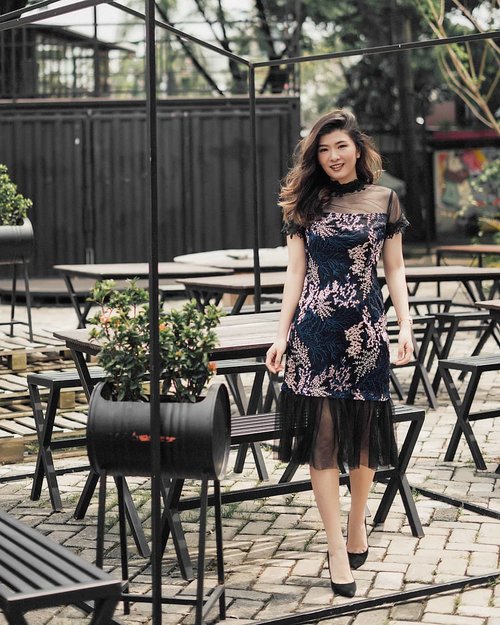 Currently loving something sheer, lace and embroidery, another LBD this time from @sumire_id ☻☻
#clozetteid #wulanwukalemserries #littleblackdress #casualstyle #outfitoftheday #looksootd #ggrepstyle