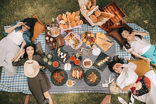 Having our Picnic Lunch by The Garden at @royalambarrukmo 😍😍 Piknik lunch ini bisa buat 2-15 orang, bisa request mamam menu Indo, Internasional sampe fusion mix. Cost at idr 200.000 nett/orang, kalian juga dapet akses buat renang di The Royal Swimming Pool meskipun nggak nginap di Royal Ambarrukmo, what a great deal right!!Dinnernya lebi murah lagi, only IDR 155,000 nett/orang kamu bisa Weekend All-You-Can-Eat Buffet BBQ Dinner, dan mereka bakal ganti tema kuliner secara berkala setiap 2 bulan, must tryyy rek must tryyy 👌👍.@RoyalAmbarrukmo#RoyalAmbarrukmo #TheAmbarrukmo #TheAmbarrukmoTrip #beautifulhotels #Yogyakarta #explorejogja #kulinerjogja #clozetteid