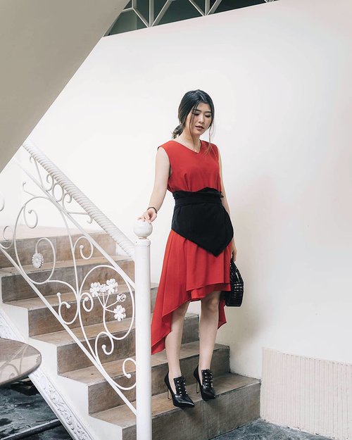 No cheongsam no problem 😉
Styled up in @storyofrivhone asymmetrical dress paired with @avgal_collection oversized obi 💃💃💃
#cny2018 #ootdindo #ggreptrend #ggrep #clozetteid #cgstreetstyle #looksootd #elleindonesia