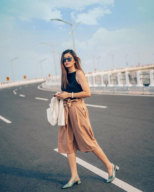 Kinda having a crush with an empty road like this 🛣
Wearing @escoofficial.id set and my currently go-to shoes @obermainid 
#ObermainID #OBPeople #cgstreetstyle #ggrep #clozetteid #lookbookindonesia #outfitinspo #outfitideas