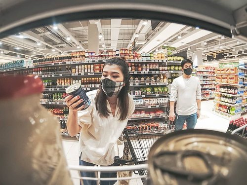 Groceries moment has never been this fun 🤪Ps: both of us wearing @avgal_collection cloth mask 😎