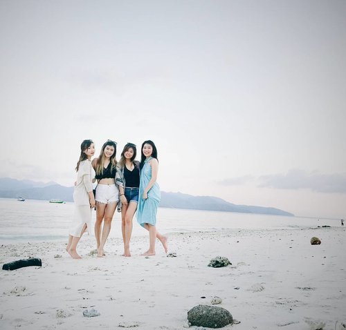 Just 4 of us 👭👭 #GiliGirls #wetime #BarceBabes #weitzaaahhh #clozetteid #exploreindonesia #kitasyantik