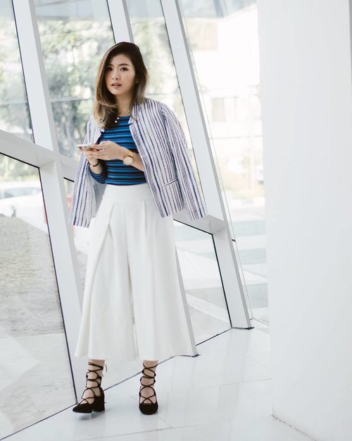 Last look for @minimalstores challenge, LOOK 4: I paired the horizontal stripes top with vertical stripe blazer and white culottes. And voila! A stylish meeting outfit for you! 😉
#iwearminimal #clozetteid #ggrep #cgstreetstyle #looksootd