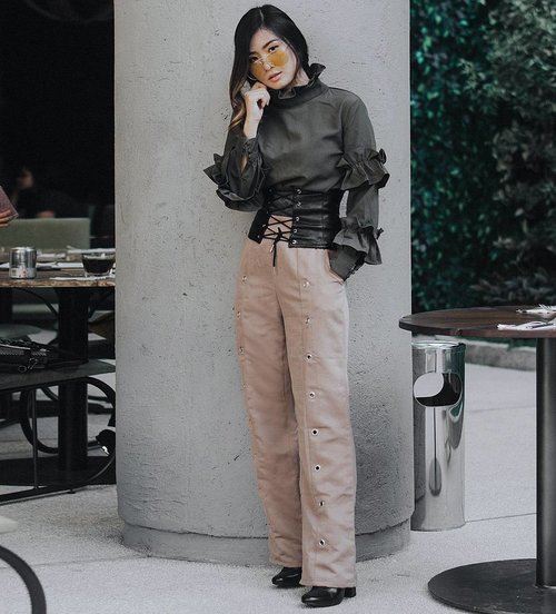 Still stuck in fall pantone 🍁🍃
Wearing top from @ontherocks11 and pants from @cloth_inc
.
Insert my code “WULANWU” to shop in www.cloth-inc.com and enjoy the disc without minimum purchase 😉
#clozetteid #looksootd #lookbookindonesia #cgstreetstyle #ggrepstyle #ootdindo #iwearclothinc #otrootd