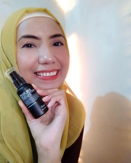 Siapa yang suka gonta ganti skincare berdasarkan diskonan di @sociolla ?⁣⁣Sayah dong! 😂⁣⁣Yup,  nyobain @bentoncosmetic_id snail bee high content essence ini karena diskonan di Sociolla.⁣⁣Deg-degan sebenarnya,  ini produk per siput an pertama yang saya coba. ⁣⁣Jadi masih meraba-raba,  cocok ga di kulit saya? ⁣⁣Ternyata oh ternyata? ⁣Ah intip aja di postingan blog beauty saya www.beautybyrey.my.id⁣⁣https://www.beautybyrey.my.id/2020/10/review-benton-snail-bee-high-content.html⁣⁣(link di bio saya ya 😊)⁣⁣Teksturnya gimana? ⁣Kek lendir siput hahaha. ⁣Jadi ingat waktu kecil,  suka geli liat siput jalan dan meninggalkan bekas lendir gitu. ⁣⁣Nggak nyangka,  setelah gede,  eh malah lendir siput ditaruh ke wajah 😂😂😂⁣⁣Etapi ini kandungan aja dong ya. ⁣Ya kaleeee,  lendir siput di lantai,  dikumpulin lalu tempelin ke muka 😂⁣⁣Ah selengkapnya intip di blog aja deh. ⁣Biar nggak penasaran 😁⁣⁣⁣#bentoncosmetic ⁣#snailbeehighcontentessence ⁣#bentonsnailbeehighcontentessence⁣#skincaresnail ⁣#skincarekorea ⁣#Sociolla ⁣#ClozetteID