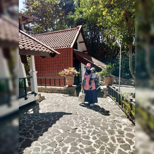 Sabtu lalu,  kami merayakan 17 Agustus dengan staycation ala-ala di @tidarhotelcottages .
.
Tsah.. Merayakan 17 Agustus wkwkwk.. Padahal aslinya ke sana karena tanggal merah hahahaha. .
.
Meski hanya semalam, rasanya lumayan merefresh pikiran yang 24/7 berputar di kegiatan urus anak,  masak, nyuci dll itu. .
.
Padahal,  ya podho wae.. Semacam pindah rutinitas,  tapi lumayan lah,  sambil menikmati udara sejuk di lereng lembah Tidar Malang. .
.
Kami booking jenis kamar cottage yang unik banget terdiri dari bangunan mungil yang terpisah dari kamar cottage lainnya. .
.
Seperti apa review lengkapnya? 
Rate per malam? 
Plus minus nya? .
.
Intip di postingan terbaru saya di blog www.reyneraea.com
.
http://bit.ly/HotelTidarMalang
.
.
Klik link di bio yaaa 😊
.
Semoga bermanfaat daaaann... Happy weekend 😍
.
.
#MomLife 
#BloggerLife 
#BloggerSurabaya 
#PerempuanBlogger
#MomBlogger 
#TravelBlogger
#ReviewHotel
#HotelReview
#HotelTidarMalang
#Cottage
#CottageDiMalang
#HotelDiMalang
#HotelMurahDiMalang
#ClozetteID