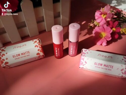 Shinjumi Glow Matte Red Tulip and Pink Azalea ❤️Penasaran banget dong ama brand kecantikan yang namanya perpaduan dari bahasa Korea dan Jepang.Shin - PearlMi - Beauty@shinjumiofficial yang awalnya terkenal dengan produk kecantikan kulit dan suplemen kecantikan, juga merilis lip cream dengan tekstur glow dan hasil finish yang matte.That's why dinamakan Glow Matte ya.Glow Matte diciptakan dengan tema 'Pesta bunga musim semi'.Yaitu, saat musim berganti, begitu pula seorang wanita. Dan Glow matte mengandung kelopak bunga dan vitamin untuk melembabkan bibir kering dengan sedikit aroma bunga.Memberikan tampilan yang elegan dan anggun dengan satu sapuan. Saya nyobain 2 shade, yang warnanya lebih berani (seperti biasah, saya pecinta lipen dengan shade kinclong😅)Bagaimana review nya?Sila intip di post terbaru saya https://www.beautybyrey.my.id/2021/04/review-shinjumi-glow-matte.htmlLink aktif di bio yaaa...Ada yang udah pernah nyobain?#shinjumi #shinjumiindonesia #shinjumiglowmatte #ClozetteID #BeautyByRey#BeautyBlog#Lipcream#reviewlipcream