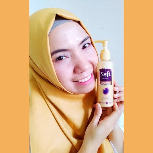 Punya kulit wajah normal yang cenderung kering itu,  nggak asyiknya adalah,  kerutan-kerutan halus jadi lebih tegas terlihat 😅⁣⁣Makanya,  ketika menemukan @safiindonesia Age Defy Cream Cleanser Deep Moisturising ini sedang diskon di @sociolla , langsung deh saya sumringah membelinya. ⁣⁣Dan hingga saat ini,  sudah sekitar 3 mingguan saya pakai cream cleanser ini. ⁣⁣Dan,  ternyata sesuai klaimnya bahwa produk ini membersihkan kulit wajah sekaligus melembabkan dan memelihara kulit dari kekeringan. ⁣⁣Hasilnya di kulit wajah saya adalah... ⁣⁣Ah... Intip saja di postingan terbaru saya di blog www.reyneraea.com⁣⁣Atau klik http://bit.ly/SafiCreamCleanser , link aktif di bio ya. ⁣⁣Jadi, siapa yang udah pernah nyobain produk ini? ⁣Cocok nggak? ⁣⁣⁣#SafiIndonesia⁣#SafiAgeDefy⁣#SafiAgeDefyCreamCleanserDeepMoisturising ⁣#BloggerPerempuan ⁣#MomBlogger ⁣#IndonesiaFemaleBlogger ⁣#Emak2Blogger ⁣#BeautyBlogger ⁣#BeautyBloggerSurabaya ⁣#ClozetteID ⁣