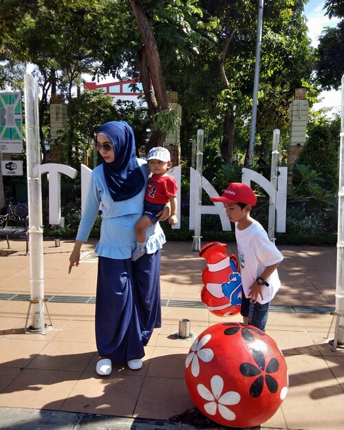 Tidak pernah terbayangkan sejak dulu, kalau akhirnya susah payah kuliah, malah jadinya berkutat aja dengan anak-anak yang lucu-lucu plus kadang bikin tensi saya naik ini 😂😂😂😂
.
.
Salah satu alasannya adalah, sulitnya mencari orang yang terpercaya menjaga mereka saat saya bekerja di luar.
.
.
Waktu si kakak masih bayi, saya sempat merasakan asyiknya bekerja di luar.
Karena ada mertua yang bisa menjaga si kakak dengan berbagai konsekwensi.
.
.
Tapi..
Lama2 gak tega juga, mertua makin tua, cucunya juga seabrek.
Karena pak su adalah KB a.k.a Keluarga Besar hahaha.
.
Sungkan rasanya mau nguasain ibu mertua sendiri.
.
Lalu..
MAMA KAMU MANA REY?
.
.
Sebenarnya, mama saya udah pensiun sejak lama.
Dalam pikiran, pengen banget ngajak mama tinggal sama saya, untuk mengawasi anak2 sementara saya kerja.
.
Mengawasi aja..
Bukan mengasuh!
.
Tapi mama, belum juga apa-apa udah mengultimatum.
"Nanti mama kalau udah pensiun, ogah menjaga cucu ya, mama mau nikmati hari tua!"
.
Huhuhu..
Sediihh..
.
Dulunya..
.
Sampai akhirnya saya sadar suatu hal..
.
yaitu..
.
Ah..
intip aja selengkapnya di postingan terbaru saya di blog www.reyneraea.com ya.
link aktif di bio 😊
.
.
#MotherAndSons 
#Motherhood 
#MomAndSons 
#TamanSejarah
#ExploreSurabaya 
#ClozetteID 
#Parenting