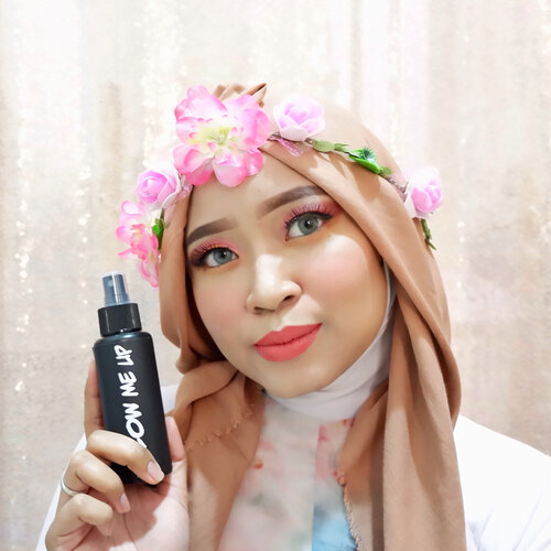 .@naulicosmetics Luminous Setting SprayFirst Impression aku menggunakan setting spray ini hasil akhir makeup jadi glowing, Mengunci makeupku tahan lama sekitar 7-8 jam dan Sebelum aku memakai eyeshadow aku semprotin ke brush & hasilnya warna eyeshadowku langsung keluar dan tahan lama banget. Setting spray ini mengandung ekstrak lemon dan mentolnya saat disemprot wajah ada sensasi dingin-dingin seger gitu 😃..#balibeautyblogger #naulicosmetics #clozetteid #bloggerbali #settingspray #makeup #meliareview