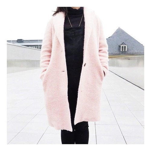 Winter Outfit Tip : try an unusual colored coat like this rose quarzt / dusty pink in my latest blog post ! { link in bio } 💖💖