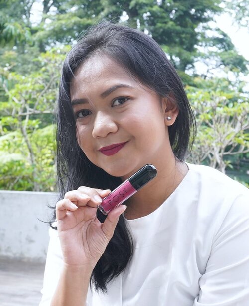 💕Another local brand yg punya lipstick kece. Aku punya 3 warna @posybeauty.id yg aku pake lush, cocok untuk sehari - hari.Trs favorite aku yg pride itu pekat banget dan nutup bibir. Warnanya juga cantikkk bangettt dan cocok untuk aku trus tonenya ngga bikin warna gigiku kelihatan lbh kuning. Nice.Packagingnya juga lucu, bulet dan agak gepeng gitu. Jd gemes dan ngga makan tempat, tinggal diselipin di selah - selah tas.Cuz baca reviewnya di blog aku yaaaaa.#posybeauty #lipmatteposybeauty #posybeautyindonesia #posylipstick #sinsofdesire #lipcreamposy #PosyBeautyXClozetteID #ClozetteID