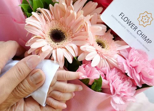 .
Apalah aku tanpa mama, ngga sanggup urus anak tanpa mama. She's the best. So, she deserve sebouquet bunga - bunga cantik ini.

Untuk mama yg ngga pernah mengeluh, sabar, selalu bersyukur dan punya pengharapan untuk hari esok yg penuh berkat.

Yuk hadiahi mama kamu bouquet cantik dari @flowerchimp.id 😍 lagi gratis ongkir ke seluruh Indonesia.

#flowerchimp #bloggerview #bloggercrony #flower #mother #genbera #bouquet #clozette #clozetteid