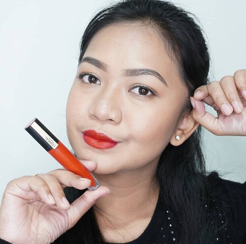 💕
Resolve to worry less and rock a red lip
-Mary Kay.

Banyak orang yang suka ngga pede kalau pakai lipstick warna merah. Takut terlalu mencolok, takut kelihatan galak, takut dibilang abis makan orok, takut ini takut itu.

Padahal sebenernya kamu pasti cocok - cocok aja pake lipstick merah. Masalah pede ngga pede sebenernya karena kebiasaan juga sih. Walaupun dimana - mana orang melihat wajar kok kalau perempuan pake lipstick warna merah, ASAL undertonenya sesuai sama kulit kamu.

Kalau kamu warm undertone, jangan coba - coba pake lipstick merah yg agak orange karena akan bikin gigi kamu kelihatan kuning. Kalau masih belajar untuk pake lipstick warna merah, cobain deh dengan teknik ombre.

Good luck.

#redlips #getlook #lorealparis #lorealrougesignature #getthelook #getthelookid #bandungbeautyblogger #lipstick #clozetter #ClozetteID #lipstickjunkie