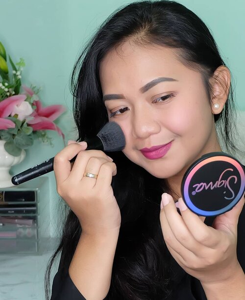 💕 Hai there, beauty junkie. Ada yg inget ngga sama merknya Sigma?. Blush on gemesss yg pernah hits pada masanya. Sigma ini terkenal sama brush, tapi setelahnya mereka ngeluarin berbagai produk kosmetik yang bagus - bagus juga. Salah satunya blush aura powder yang kesannya warnanya gonjreng, tapi saat di apply dia bagusss n builtable.

Reviewnya ada di blog minggu depannnn yaaaa hihihi. Selagi "dikurung" dirumah, aku jadi lbh produktif bongkarin makeup - makeup untuk direview 😂 hihihi.

#dirumahaja #makeuplook #makeupjunkie #sigma #sigmabeauty #blushpink #sigmablush #bandungbeautyblogger #clozetter #ClozetteID