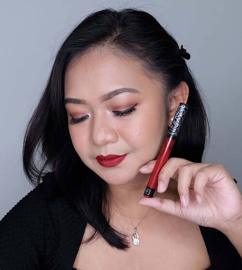 💋
Red is always a good idea.

Kemarin, masih ada namamu di hatikuuu...
#eh

Kemarin - kemarin ada yg nanya, aku pake lippen apa? Nah ini nihhh, warna yg selalu cocok sama aku.

Aku udah punya dr 3 tahun lalu hahahhahaha, emang masih bisa dipake? Ya, selama masih normal warnanya dan ngga gatel masih kupake hahahaha, coz kalau dibuang terlalu sayanggggggg, mehongssss hahahahha. Tapi jangan ditiru ya.

Tapi ternyata lipstick merah itu banyak jenisnya dan ada beberapa warna yg bisa bikin gigi kelihatan lbh kuning.

So, pilih warna lipstick merah yang sesuai undertone kulit kamu ya.

#motd #redlips #redlipstick #katvondbeauty #nosferatu #clozetter #clozetteid