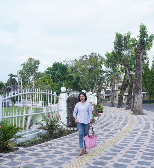 #quotestoliveby

Life is a journey that have a lot different paths, but any path you choose use it as your destiny.

― Ryan Leonard.

Satu sudut asri yang penuh kedamaian di kota Medan. 

#clozetter #clozettedaily #clozetteid #ootd #exploremedan #MomsLife #bahagia