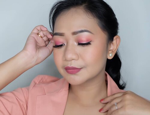 💕

“For beautiful eyes, look for the good in others; for beautiful lips, speak only words of kindness; and for poise, walk with the knowledge that you are never alone.”
― Audrey Hepburn

#bandungbeautyblogger #getthelookid #blogger #blogger #maybellinefitme #makeupjunkie #clozetter #clozetteid #clozettedaily