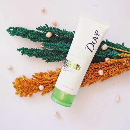 Hello! 
Kali ini aku nyobain facial wash dari Dove. Seperti yang kita tau Dove ini udah dikenal banget oleh shampoonya. Sebenarnya produk dari Dove itu banyak namun, kali ini aku nyobain produk barunya yaitu Dove Facial wash. .
Dove Facial wash ini terdiri dari berbagai variannnamun, karena aku memiliki wajah kombinasi aku mencoba Dove Deep Pure Oil control ini. Mereka sih bilang kalau facial wash ini akan membuat wajah kita halus dan tidak mengkilap. Biasanya aku menggunakan facial wash yang di tujukan untuk kulit berminyak mereka akan memberikan hasil yang kering seusai pemakaian. Tidak hanya itu, bahkan ketika membilasnya wajah dengan air dan tangan menyentuh muka itu berasa keset banget. .
Surprisinglyg, facial wash dari Dove ini malah memberikan efek yang berbeda. Ketika dipakai dan di bilas aku justru tidak merasakan kering ataupun kesat pada wajah. Facial wash ini membuat wajah lembab dan tidak berminyak loh 💙
.
#WajahmuIstimewa
.
#Clozetteid #skincare #facialwash #dove #doveid #beautyblogger #indonesianblogger #sbybeautyblogger #review #clozetteidreview #clozetteidreviewxdove