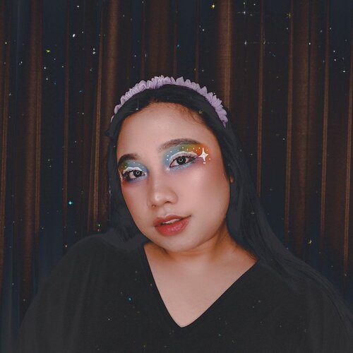 Waktu lalu super random banget malem2 mau mainan makeup. Akhirnya, memutuskan bikin makeup ini tentunya inpirasi dari Pinterest. Plus dimodif dikit2 nyesuain peralatan dan kemampuan yang ada bun.Jujur, udah bikin hampir 80% kok ya nganu gitu. Tapi, pas udah selesai menurut aku kok jadi lucu juga. Padahal pas bikin udah kayak niat ‘ah, hapus aja. Tapi, nanggung banget’. Yaudah di gas lah akhirnya. Lumayan lah ya bun 🙃.🌈 @fanbocosmetics Cushion🌈 @lagirlindonesia Foundation🌈 @bellaoggiitaliaofficial Eyebrow Pencil🌈 @beautycreations.cosmetics Eyeshadow Palette🌈 @sleekmakeup Eyeshadow Palette🌈 @odessacosmetics Lipcream🌈 @innisfreeindonesia @innisfreeofficial Lipglow 🌈 @makeoverid Riche Glow..... #reginapittutorial#reginapitcom#bvlogger #bvloggerid #indobeauautygram#Clozetteid #bloggermafia #sbybeautyblogger #beautiesquad #indovidgram #indovlogger #batak #bataknese #beautybloggerindonesia #pinterestmakeup #fairymakeup  #makeupart